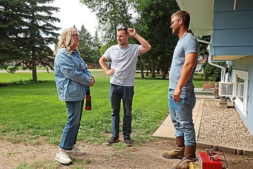 22082025
Manitoba Progressive Conservative candidate Colleen Robbins chats with Alex Curle and his brother-in-law Brett Foster, at Foster’s home on Charles Avenue in Spruce Woods while out door knocking and meeting voters on Friday ahead of Tuesday’s Spruce Woods byelection. (Tim Smith/The Brandon Sun)