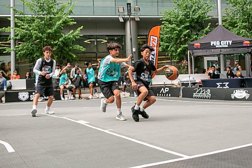 BROOK JONES/FREE PRESS
The Canadian Elite Basketball League is hosting a three-day fan-focused street festival as part of the 2025 Championship Weekend at True North Square and on Graham Avenue between Edmonton St. and Donald St. in Winnipeg, Man. Pictured: Team South player Jerrae Greaves controls the basketball while Team Westside player while Greysen Irbing covers during a game of 3x3 basketball on Friday, Aug. 22, 2025.