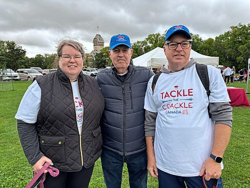 AARON EPP / WINNIPEG FREE PRESS
Terry Greenwood (centre) was diagnosed with pulmonary fibrosis in 2022. The 78-year-old attended the second annual Walk for Pulmonary Fibrosis at Assiniboine Park in Winnipeg on Saturday with his daughter and son-in-law, Kelly and Michael Thibodeau.