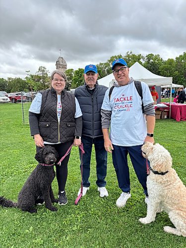 AARON EPP / WINNIPEG FREE PRESS
Terry Greenwood (centre) was diagnosed with pulmonary fibrosis in 2022. The 78-year-old attended the second annual Walk for Pulmonary Fibrosis at Assiniboine Park in Winnipeg on Saturday with his daughter and son-in-law, Kelly and Michael Thibodeau. Also pictured are Lucy (left) and Mylo (right).