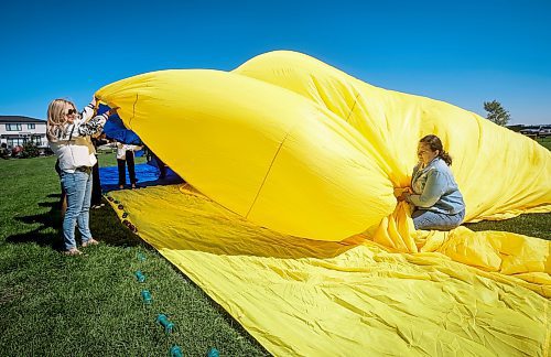 JOHN WOODS / FREE PRESS
Volunteers set up a flag at a Ukranian Independence Day celebration in West St Paul Sunday, August 24, 2025.
Reporter: standup