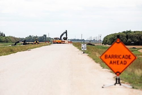 MIKAELA MACKENZIE / FREE PRESS
A closure on Floodway Road south of La Salle on Monday, Aug. 25, 2025. The road, which is closed now through to October, will impact the way that farmers transport their harvest from the fields.
For Aaron story.
Free Press 2025