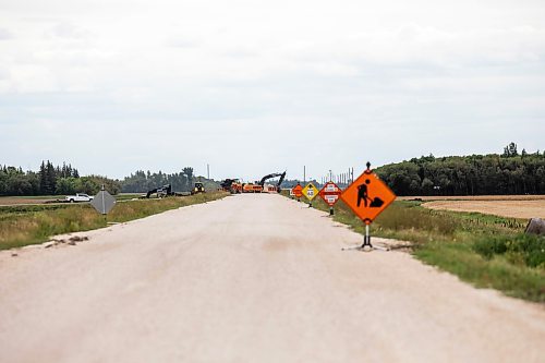 MIKAELA MACKENZIE / FREE PRESS
A closure on Floodway Road south of La Salle on Monday, Aug. 25, 2025. The road, which is closed now through to October, will impact the way that farmers transport their harvest from the fields.
For Aaron story.
Free Press 2025