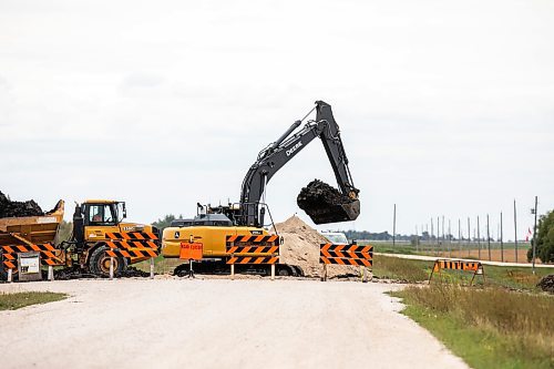 MIKAELA MACKENZIE / FREE PRESS
A closure on Floodway Road south of La Salle on Monday, Aug. 25, 2025. The road, which is closed now through to October, will impact the way that farmers transport their harvest from the fields.
For Aaron story.
Free Press 2025