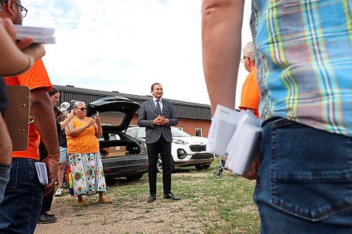 25082025
NDP leader Wab Kinew speaks to volunteers with Spruce Woods NDP candidate Ray Berthelette’s campaign prior to a push to knock on doors and meet voters in Rivers on Monday in the final push ahead of today’s Spruce Woods byelection.
(Tim Smith/The Brandon Sun)
