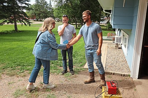 22082025
Manitoba Progressive Conservative candidate Colleen Robbins meets Alex Curle and his brother-in-law Brett Foster, at Foster’s home on Charles Avenue in Spruce Woods while out door knocking and meeting voters on Friday ahead of Tuesday’s Spruce Woods byelection. (Tim Smith/The Brandon Sun)