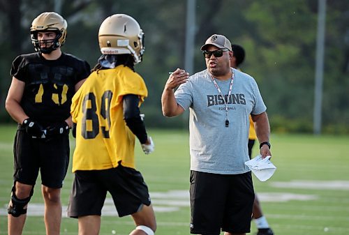 JOHN WOODS / FREE PRESS
University of Manitoba Bison head coach Stan Pierre during practice at the university Tuesday, August 26, 2025.
Reporter: josh