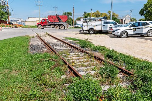 MIKE DEAL / FREE PRESS
A stretch of unused and abandoned rail where it crosses Logan Avenue looking north.
Former federal cabinet minister Lloyd Axworthy, is recommending that Manitoba should commission a design study to transform an abandoned rail line in Brooklands into an active transportation corridor.
Lloyd Axworthy, is leading a two-year study commissioned by the NDP into the relocation of rail lines and yards that currently occupy high-value property in Winnipeg’s core.
reporter: Ben Waldman
250827 - Wednesday, August 27, 2025.