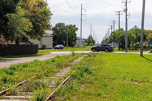 MIKE DEAL / FREE PRESS
A stretch of unused and abandoned rail where it crosses Alexander Avenue looking south.
Former federal cabinet minister Lloyd Axworthy, is recommending that Manitoba should commission a design study to transform an abandoned rail line in Brooklands into an active transportation corridor.
Lloyd Axworthy, is leading a two-year study commissioned by the NDP into the relocation of rail lines and yards that currently occupy high-value property in Winnipeg’s core.
reporter: Ben Waldman
250827 - Wednesday, August 27, 2025.