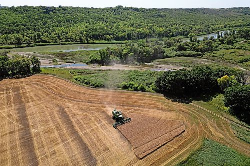 27082025
A combine works a field bordering the Assiniboine River and Little Saskatchewan River west of Brandon on a sunny Wednesday afternoon.
(Tim Smith/The Brandon Sun)