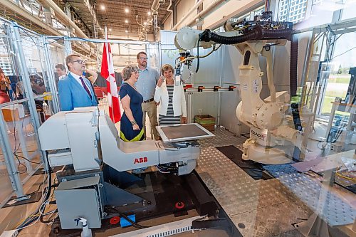 MIKE DEAL / FREE PRESS
(Left) MP’s Doug Eyolfson, Ginette Lavack, Derek Friesen, president of PhiBer Manufacturing, and Minister Eleanor Olszewski, look at one of the robotic arms at the National Research Council - Advanced manufacturing research facility after the announcement.
Edmonton Centre MP Eleanor Olszewski, Minister of Emergency Management and Community Resilience and Minister responsible for Prairies Economic Development Canada, was in Winnipeg at the National Research Council - Advanced manufacturing research facility, 2690 Red Fife Road (Centreport), to announce more than $21 million in federal funding in support of Manitoba’s manufacturing sector.
250828 - Thursday, August 28, 2025.