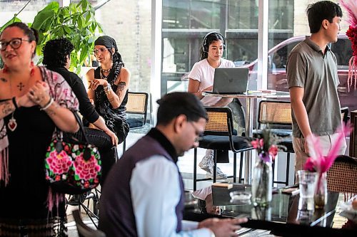 MIKAELA MACKENZIE / FREE PRESS
Kaiyra Delaronde works at a Value Able coworking coffee meetup at Saintuary caf on Thursday, Aug. 28, 2025. Value Able is a new local collective for BIPOC creatives to connect and collaborate.
For Eva story.
Free Press 2025