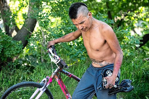 MIKAELA MACKENZIE / FREE PRESS
Dano with a bike heճ working on near the encampment he lives at on Thursday, Aug. 28, 2025.
For Malak story.
Free Press 2025