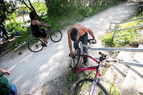 MIKAELA MACKENZIE / FREE PRESS
Dano with a bike heճ working on near the encampment he lives at on Thursday, Aug. 28, 2025.
For Malak story.
Free Press 2025