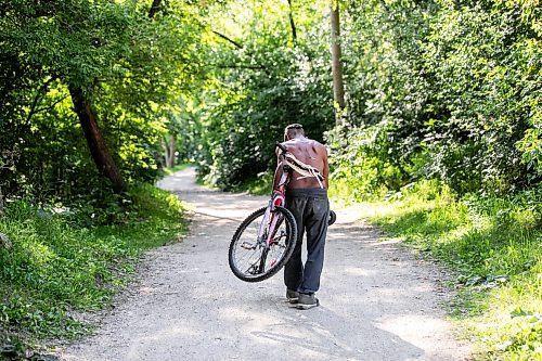 MIKAELA MACKENZIE / FREE PRESS
Dano with a bike heճ working on near the encampment he lives at on Thursday, Aug. 28, 2025.
For Malak story.
Free Press 2025
