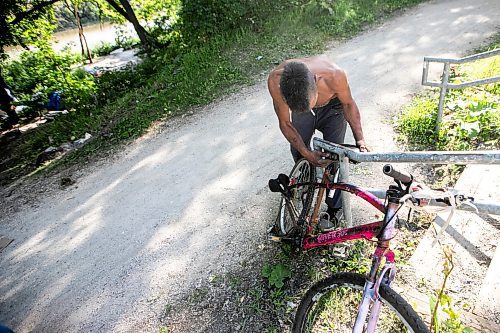 MIKAELA MACKENZIE / FREE PRESS
Dano with a bike heճ working on near the encampment he lives at on Thursday, Aug. 28, 2025.
For Malak story.
Free Press 2025