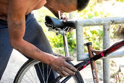MIKAELA MACKENZIE / FREE PRESS
Dano fits a seat to a bike near the encampment he lives at on Thursday, Aug. 28, 2025.
For Malak story.
Free Press 2025