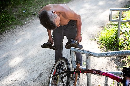 MIKAELA MACKENZIE / FREE PRESS
Dano with a bike heճ working on near the encampment he lives at on Thursday, Aug. 28, 2025.
For Malak story.
Free Press 2025