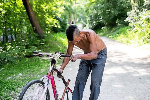 MIKAELA MACKENZIE / FREE PRESS
Dano with a bike heճ working on near the encampment he lives at on Thursday, Aug. 28, 2025.
For Malak story.
Free Press 2025