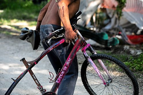MIKAELA MACKENZIE / FREE PRESS
Dano with a bike heճ working on near the encampment he lives at on Thursday, Aug. 28, 2025.
For Malak story.
Free Press 2025