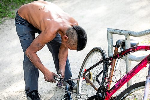 MIKAELA MACKENZIE / FREE PRESS
Dano with a bike heճ working on near the encampment he lives at on Thursday, Aug. 28, 2025.
For Malak story.
Free Press 2025