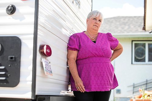 MIKAELA MACKENZIE / FREE PRESS
Sherryll Stenberg, whose camper licence plate was stolen in late June (and has since been reported and replaced), with the plate on Thursday, Aug. 28, 2025.
For Chris story.
Free Press 2025