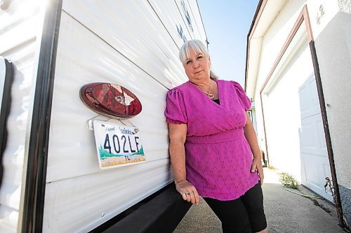 MIKAELA MACKENZIE / FREE PRESS
Sherryll Stenberg, whose camper licence plate was stolen in late June (and has since been reported and replaced), with the plate on Thursday, Aug. 28, 2025.
For Chris story.
Free Press 2025