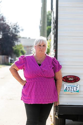 MIKAELA MACKENZIE / FREE PRESS
Sherryll Stenberg, whose camper licence plate was stolen in late June (and has since been reported and replaced), with the plate on Thursday, Aug. 28, 2025.
For Chris story.
Free Press 2025