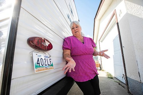 MIKAELA MACKENZIE / FREE PRESS
Sherryll Stenberg, whose camper licence plate was stolen in late June (and has since been reported and replaced), with the plate on Thursday, Aug. 28, 2025.
For Chris story.
Free Press 2025