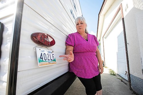 MIKAELA MACKENZIE / FREE PRESS
Sherryll Stenberg, whose camper licence plate was stolen in late June (and has since been reported and replaced), with the plate on Thursday, Aug. 28, 2025.
For Chris story.
Free Press 2025