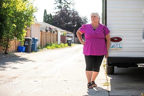 MIKAELA MACKENZIE / FREE PRESS
Sherryll Stenberg, whose camper licence plate was stolen in late June (and has since been reported and replaced), with the plate on Thursday, Aug. 28, 2025.
For Chris story.
Free Press 2025