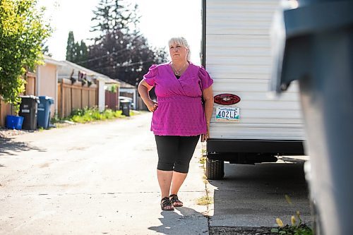 MIKAELA MACKENZIE / FREE PRESS
Sherryll Stenberg, whose camper licence plate was stolen in late June (and has since been reported and replaced), with the plate on Thursday, Aug. 28, 2025.
For Chris story.
Free Press 2025