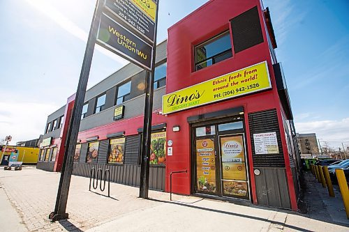 MIKAELA MACKENZIE / FREE PRESS
Dino’s Grocery Market, which has hired private security to guard the shop, on Isabel Street on Wednesday, April 16, 2025. Provincial data shows the number of private security guards required to be licenced by the province has jumped in Manitoba in the last five years in the wake of increased crime.
For Nicole story.
Winnipeg Free Press 2025