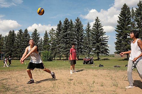 29082025
Teams take part in a volleyball tournament during a family wellness day full of games, activities, food and entertainment at Sioux Valley Dakota Nation on a hot Friday. Sioux Valley invited evacuees displaced by fires up north to take part in the day at the First Nation west of Brandon.
Tim Smith/The Brandon Sun)