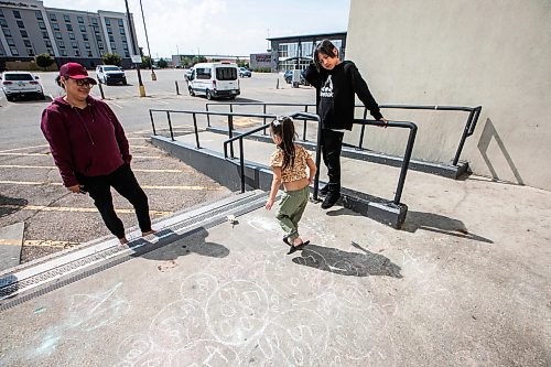 MIKAELA MACKENZIE / FREE PRESS
Evacuees Elisa Dumas (left) and her kids, Kaisley Dumas (three) and Nicholas Dumas (10), hang out outside of the Victoria Inn on Friday, Aug. 29, 2025.
For Maggie story.
Free Press 2025