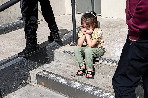 MIKAELA MACKENZIE / FREE PRESS
Evacuee Kaisley Dumas (three) hangs out with her family outside of the Victoria Inn on Friday, Aug. 29, 2025.
For Maggie story.
Free Press 2025