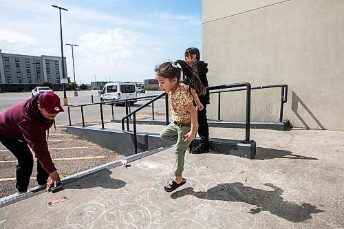 MIKAELA MACKENZIE / FREE PRESS
Evacuees Elisa Dumas (left) and her kids, Kaisley Dumas (three) and Nicholas Dumas (10), hang out outside of the Victoria Inn on Friday, Aug. 29, 2025.
For Maggie story.
Free Press 2025