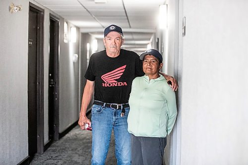 MIKAELA MACKENZIE / FREE PRESS
Evacuees Art Atkinson and Elly Dumas outside of their hotel room at the Victoria Inn on Friday, Aug. 29, 2025.
For Maggie story.
Free Press 2025