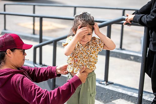 MIKAELA MACKENZIE / FREE PRESS
Evacuee Elisa Dumas and her daughter, Kaisley Dumas (three), hang out outside of the Victoria Inn on Friday, Aug. 29, 2025.
For Maggie story.
Free Press 2025