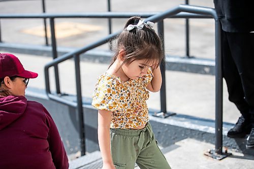 MIKAELA MACKENZIE / FREE PRESS
Evacuee Kaisley Dumas (three) hangs out with her family outside of the Victoria Inn on Friday, Aug. 29, 2025.
For Maggie story.
Free Press 2025