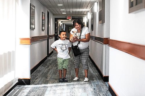 MIKAELA MACKENZIE / FREE PRESS
Evacuees Irene Mercer, Raylynn Mercer (six), and dog Princess at the Victoria Inn on Friday, Aug. 29, 2025.
For Maggie story.
Free Press 2025