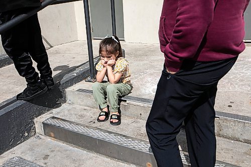 MIKAELA MACKENZIE / FREE PRESS
Evacuee Kaisley Dumas (three) hangs out with her family outside of the Victoria Inn on Friday, Aug. 29, 2025.
For Maggie story.
Free Press 2025
