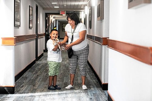 MIKAELA MACKENZIE / FREE PRESS
Evacuees Irene Mercer, Raylynn Mercer (six), and dog Princess at the Victoria Inn on Friday, Aug. 29, 2025.
For Maggie story.
Free Press 2025
