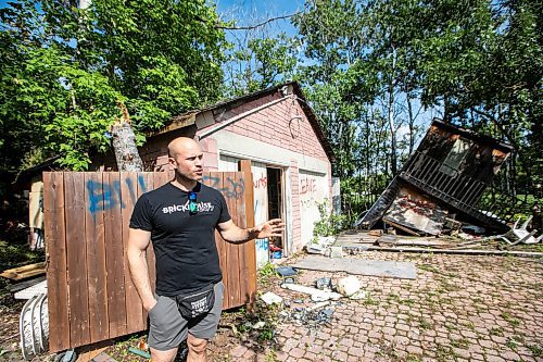 MIKAELA MACKENZIE / FREE PRESS
Paul Taylor on the property he manages for his mother, which has had chronic squatter and vandalism issues, on Friday, Aug. 29, 2025. He plans to demolish the two houses on the property and clear swaths of trees to prevent future issues.
For Chris story.
Free Press 2025