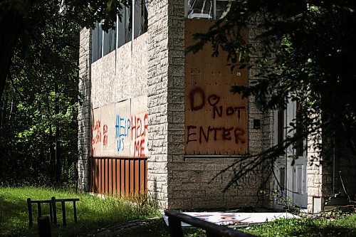 MIKAELA MACKENZIE / FREE PRESS
The Charleswood property, which has had chronic squatter and vandalism issues, on Friday, Aug. 29, 2025.
For Chris story.
Free Press 2025