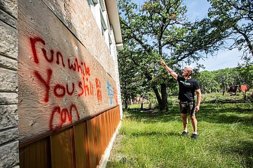 MIKAELA MACKENZIE / FREE PRESS
Paul Taylor on the property he manages for his mother, which has had chronic squatter and vandalism issues, on Friday, Aug. 29, 2025. He plans to demolish the two houses on the property and clear swaths of trees to prevent future issues.
For Chris story.
Free Press 2025