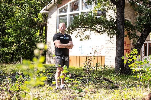 MIKAELA MACKENZIE / FREE PRESS
Paul Taylor on the property he manages for his mother, which has had chronic squatter and vandalism issues, on Friday, Aug. 29, 2025. He plans to demolish the two houses on the property and clear swaths of trees to prevent future issues.
For Chris story.
Free Press 2025