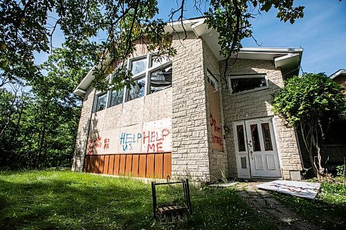 MIKAELA MACKENZIE / FREE PRESS
The Charleswood property, which has had chronic squatter and vandalism issues, on Friday, Aug. 29, 2025.
For Chris story.
Free Press 2025