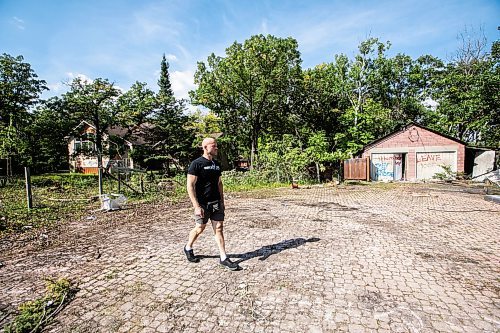 MIKAELA MACKENZIE / FREE PRESS
Paul Taylor on the property he manages for his mother, which has had chronic squatter and vandalism issues, on Friday, Aug. 29, 2025. He plans to demolish the two houses on the property and clear swaths of trees to prevent future issues.
For Chris story.
Free Press 2025