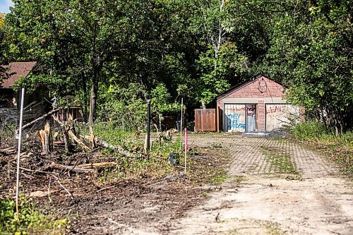 MIKAELA MACKENZIE / FREE PRESS
The Charleswood property, which has had chronic squatter and vandalism issues, on Friday, Aug. 29, 2025.
For Chris story.
Free Press 2025